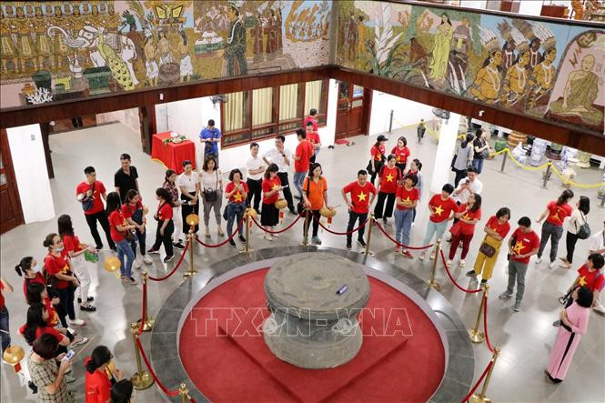 Du khách tham quan Bảo tàng Hùng Vương về đêm. Ảnh: Trung Kiên - TTXVN.