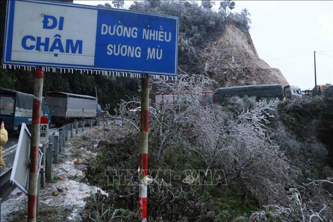 Các phương tiện không thể di chuyển tại doạn đèo Ô Quy Hồ thuộc địa phận tỉnh Lai Châu đi Sa Pa do mặt đường đóng băng. Ảnh: Nguyễn Oanh-TTXVN