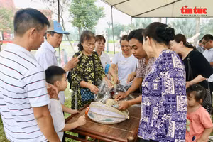 Du khách cùng nhau thưởng thức món ăn cốm dẹp.