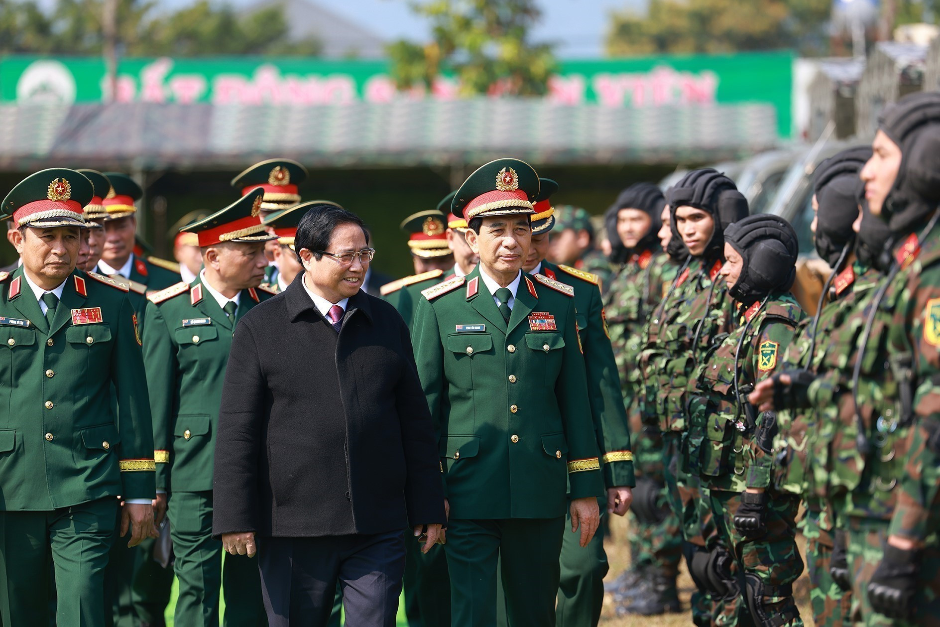 Thủ tướng Chính phủ Phạm Minh Chính kiểm tra công tác sẵn sàng chiến đấu của Lữ đoàn Trinh sát đặc nhiệm K3. Ảnh: Dương Giang - TTXVN potal-thu-tuong-pham-minh-chinh-kiem-tra-cong-tac-san-sang-chien-dau-cua-lu-doan-trinh-sat-dac-nhiem-k3-7828853.jpg