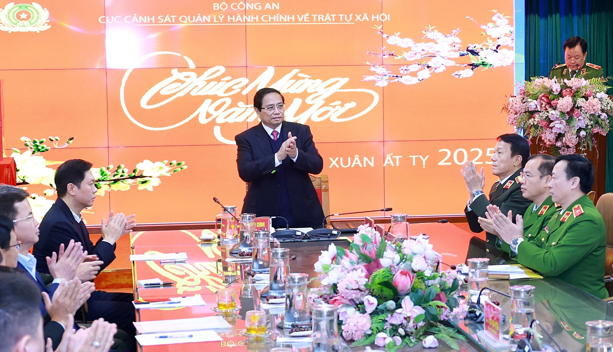 Thủ tướng Chính phủ Phạm Minh Chính thăm, chúc Tết cán bộ, chiến sĩ Cục Cảnh sát quản lý hành chính về trật tự xã hội (Bộ Công an). Ảnh: Dương Giang - TTXVN potal-thu-tuong-pham-minh-chinh-chuc-tet-luc-luong-cand-7828580.jpg