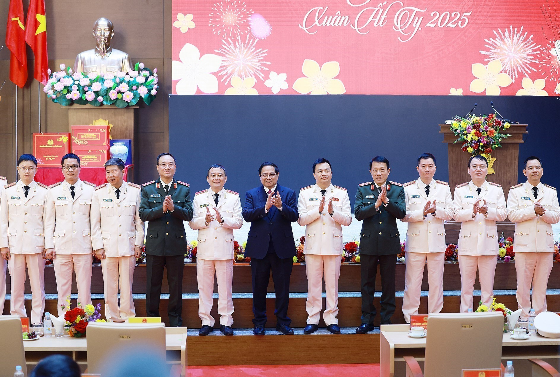 Thủ tướng Chính phủ Phạm Minh Chính chúc Tết cán bộ, chiến sĩ Cục An ninh điều tra (Bộ Công an). Ảnh: Dương Giang - TTXVN potal-thu-tuong-chuc-tet-luc-luong-cong-an-nhan-dan-7828845-1.jpg