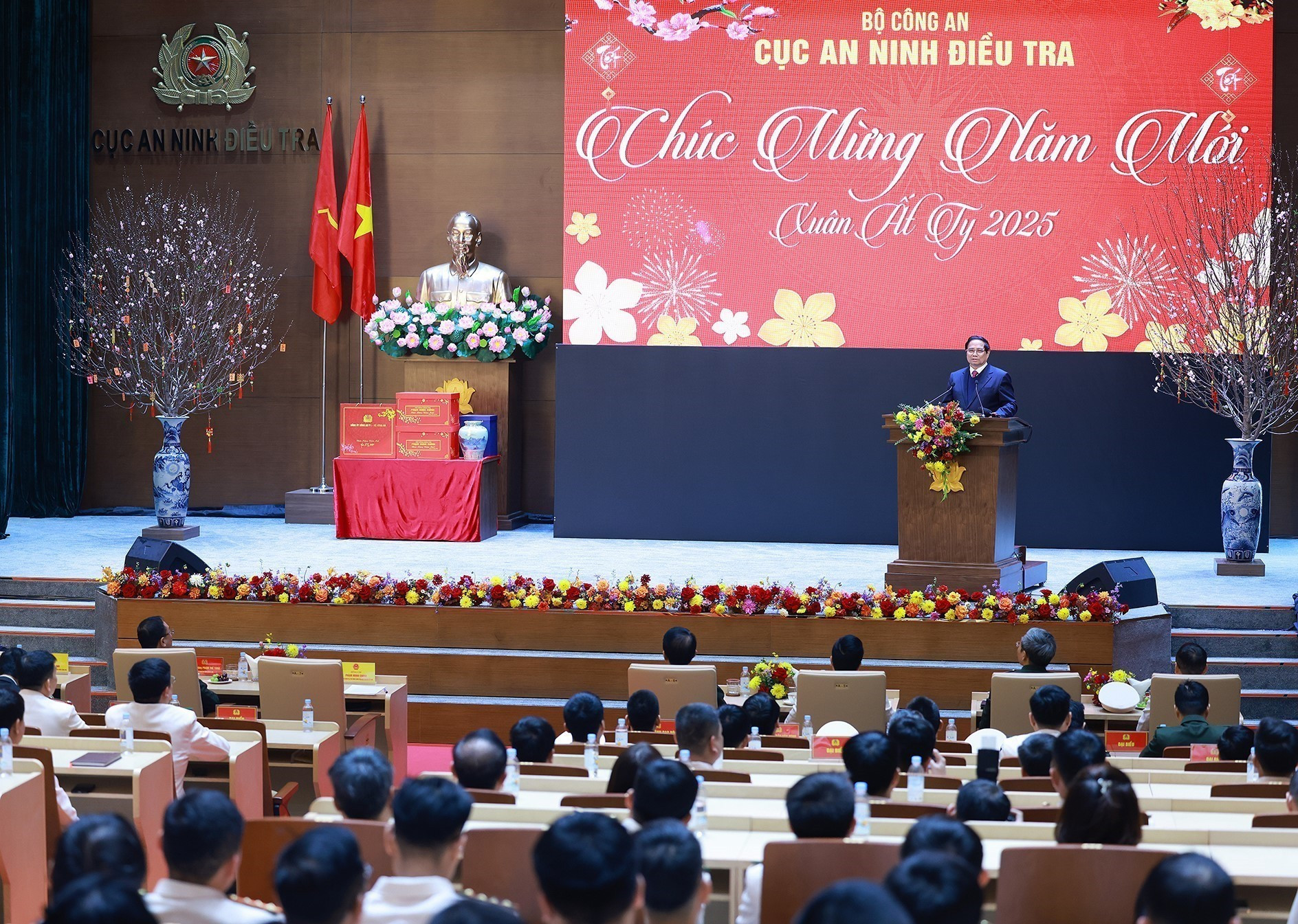 Thủ tướng Chính phủ Phạm Minh Chính chúc Tết, giao nhiệm vụ cho cán bộ, chiến sĩ Cục An ninh điều tra (A09). Ảnh: Dương Giang - TTXVN potal-thu-tuong-chuc-tet-luc-luong-cong-an-nhan-dan-7828753.jpg