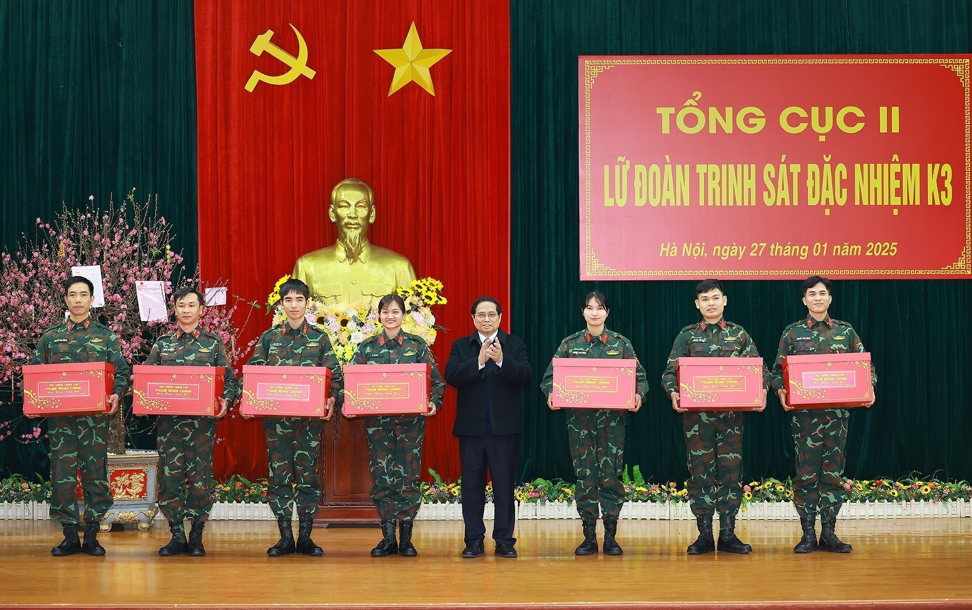 Thủ tướng Chính phủ Phạm Minh Chính tặng quà Tết cho cán bộ, chiến sĩ Lữ đoàn Trinh sát đặc nhiệm K3. Ảnh: Dương Giang - TTXVN potal-thu-tuong-kiem-tra-cong-tac-san-sang-chien-dau-cua-lu-doan-trinh-sat-dac-nhiem-k3-7828922.jpg