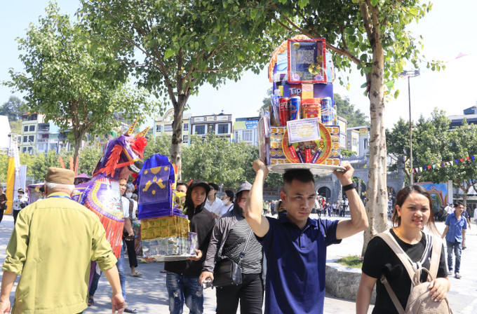 Người dân và du khách đội lễ đến dâng hương tại Đền Bảo Hà. Người dân và du khách đội lễ đến dâng hương tại Đền Bảo Hà.