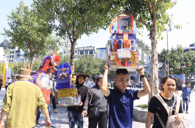Người dân và du khách đội lễ đến dâng hương tại Đền Bảo Hà.