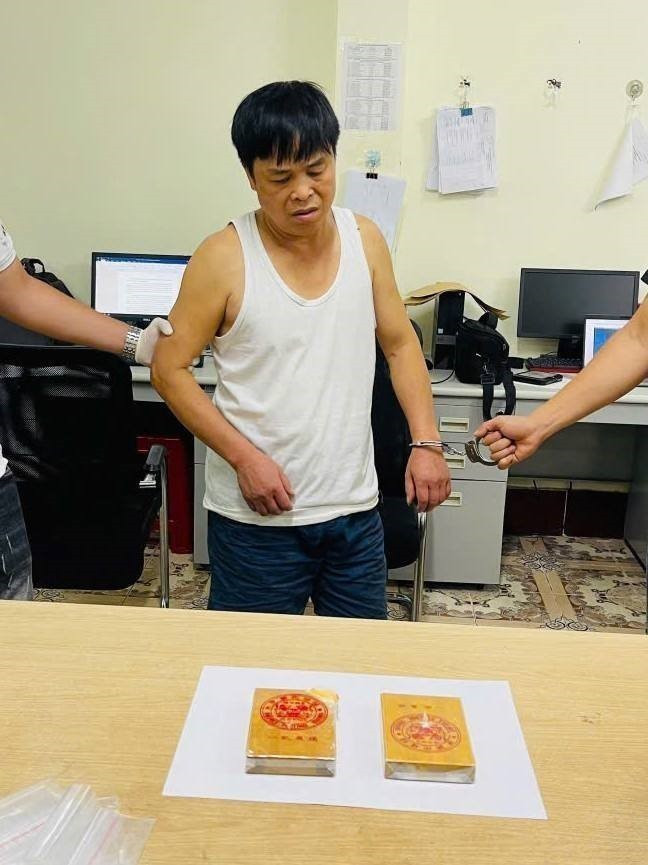 Đối tượng Bế Ngọc Đức và tang vật tại cơ quan công an. Ảnh: TTXVN phát ma-tuy.jpg