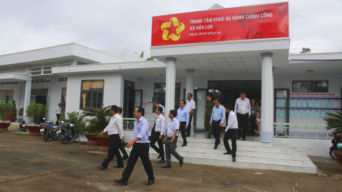 Đoàn kiểm tra tới Trung tâm phục vụ hành chính công xã Hỏa Lựu, ấp Mỹ Hiệp 1, Quốc lộ 61, thành phố Cần Thơ. Ảnh: Duy Khương/TTXVN can-tho-2.jpg