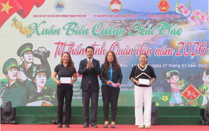 Trao quà cho các cá nhân đạt giải trong cuộc thi trò chơi dân gian.