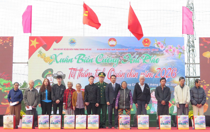 Trao quà Tết cho các hộ gia đình có hoàn cảnh khó khăn tại vùng biên giới biển Chân Mây - Lăng Cô.