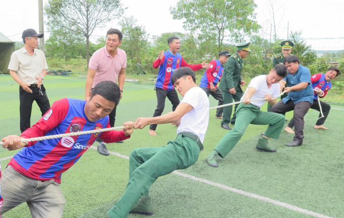 Cán bộ, chiến sĩ Đồn Biên phòng Lăng Cô cùng người dân địa phương tham gia chơi kéo co.