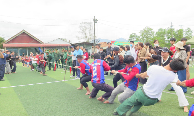Cán bộ, chiến sĩ Đồn Biên phòng Lăng Cô tham gia chơi kéo co trong tiếng hò reo của người dân địa phương.