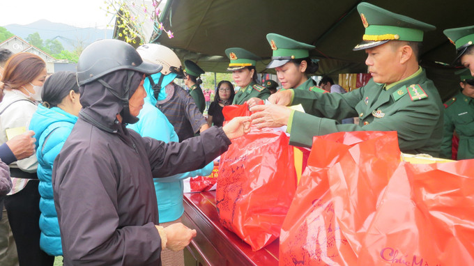 Trao quà cho các hộ dân khó khăn tại xã Chân Mây - Lăng Cô.