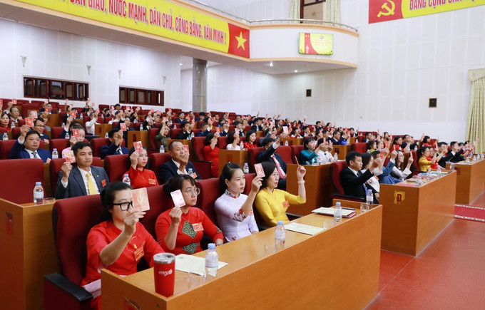 Đại biểu biểu quyết thông qua báo cáo thẩm tra tư cách đại biểu tại Đại hội. Đại biểu biểu quyết thông qua báo cáo thẩm tra tư cách đại biểu tại Đại hội.