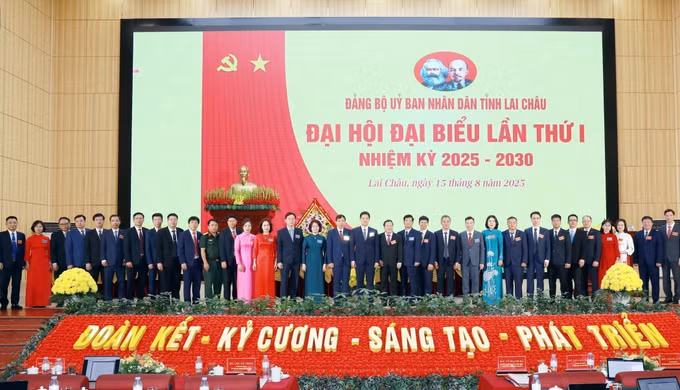 Ban Chấp hành Đảng bộ UBND tỉnh Lai Châu nhiệm kỳ 2025 - 2030 ra mắt Đại hội.