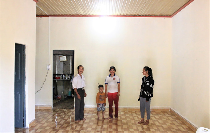 Người dân tộc thiểu số ở huyện Kon Rẫy (Kon Tum) vui mừng được sống trong căn nhà mới khang trang. Người dân tộc thiểu số ở huyện Kon Rẫy (Kon Tum) vui mừng được sống trong căn nhà mới khang trang.
