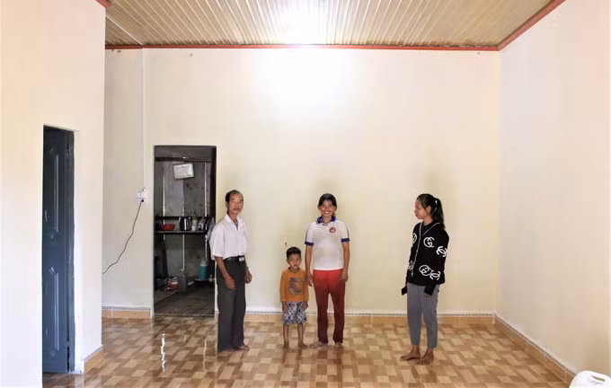 Người dân tộc thiểu số ở huyện Kon Rẫy (Kon Tum) vui mừng được sống trong căn nhà mới khang trang.