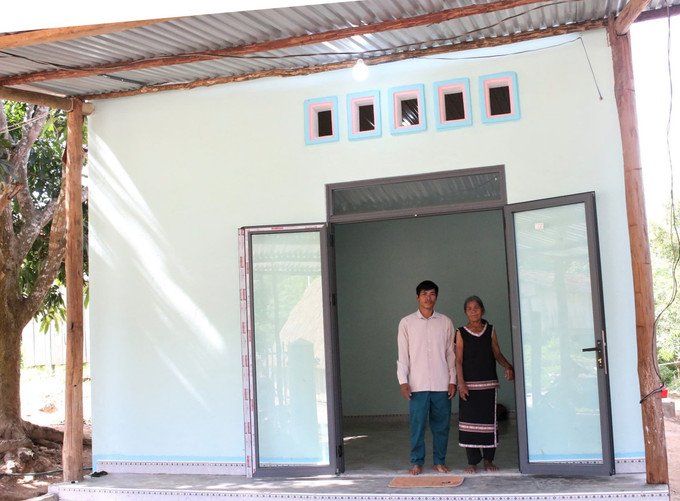 Gia đình bà Y Phan tại xã Đăk Pne, huyện Kon Rẫy (Kon Tum) phấn khởi khi được ở trong căn nhà mới khang trang. Gia đình bà Y Phan tại xã Đăk Pne, huyện Kon Rẫy (Kon Tum) phấn khởi khi được ở trong căn nhà mới khang trang.