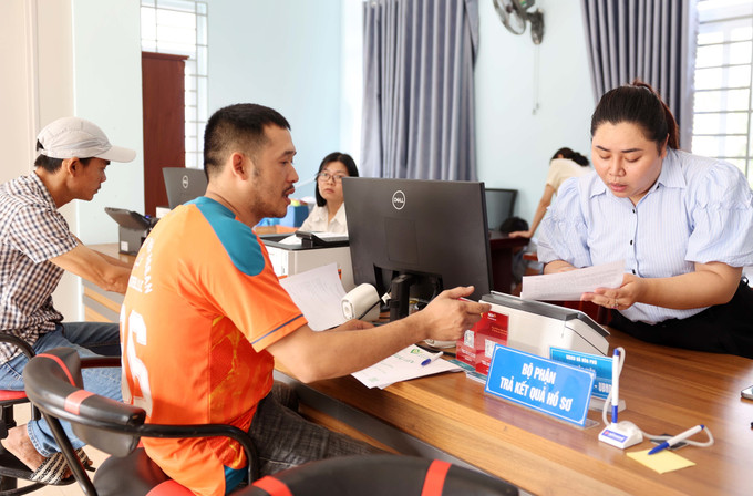 Cán bộ công chức Trung tâm phục vụ hành chính công xã Hòa Phú, tỉnh Đắk Lắk, hướng dẫn, hỗ trợ nhân dân giải quyết thủ tục hành chính. Ảnh: Hoài Thu/TTXVN Cán bộ công chức Trung tâm phục vụ hành chính công xã Hòa Phú, tỉnh Đắk Lắk, hướng dẫn, hỗ trợ nhân dân giải quyết thủ tục hành chính. Ảnh: Hoài Thu/TTXVN