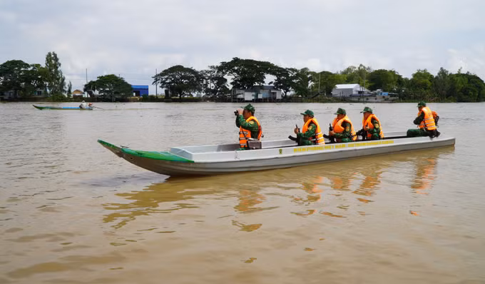 Tổ công tác của Đồn Biên phòng Cầu Muống (phường Thường Lạc, tỉnh Đồng Tháp) tuần tra phòng, chống buôn lậu trong mùa nước nổi.