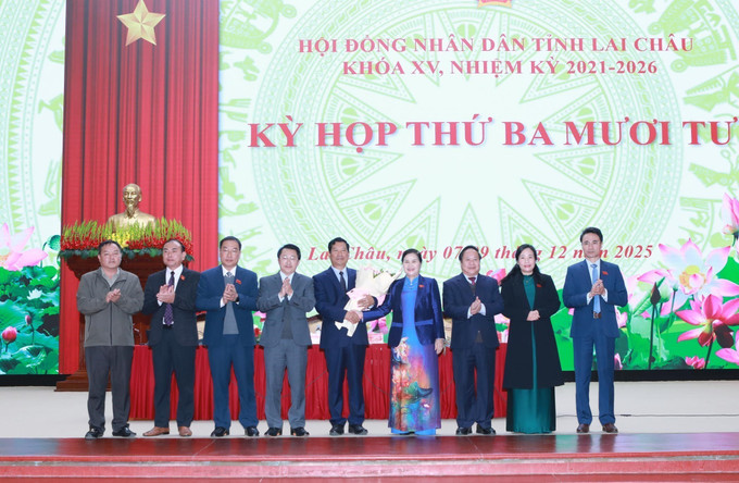 Chủ tịch HĐND tỉnh Lai Châu Giàng Páo Mỷ cùng các đồng chí lãnh đạo tỉnh Lai Châu tặng hoa chia tay đồng chí Chu Lê Chinh, nguyên Phó Chủ tịch HĐND thôi tham gia đại biểu Hội đồng nhân dân tỉnh. Ảnh: Quý Trung/TTXVN