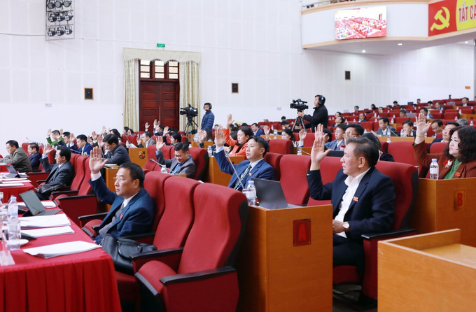 Các đại biểu biểu quyết thông qua các nghị quyết tại kỳ họp. Ảnh: Quý Trung/TTXVN