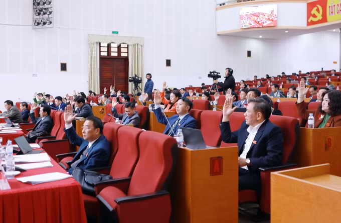 Các đại biểu biểu quyết thông qua các nghị quyết tại kỳ họp. Ảnh: Quý Trung/TTXVN