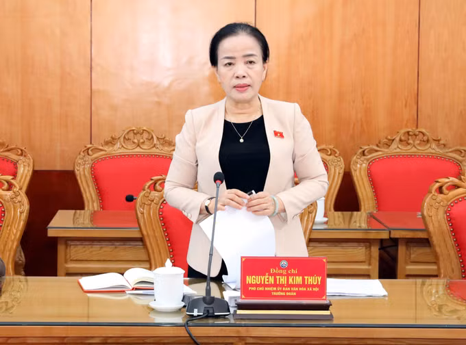Phó Chủ nhiệm Ủy ban Văn hóa và Xã hội Nguyễn Thị Kim Thúy phát biểu tại cuộc làm việc với lãnh đạo UBND tỉnh Lạng Sơn cùng các sở, ngành liên quan.