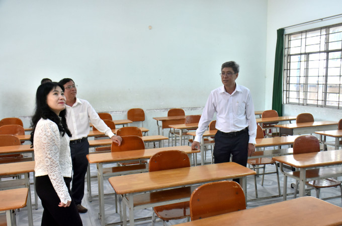 Phó Chủ tịch UBND tỉnh Nguyễn Minh cùng đoàn công tác kiểm tra cơ sở vật chất trong phòng thi tại điểm thi trường THCS và THPT Lê Lợi. binh-thuan-2.jpg