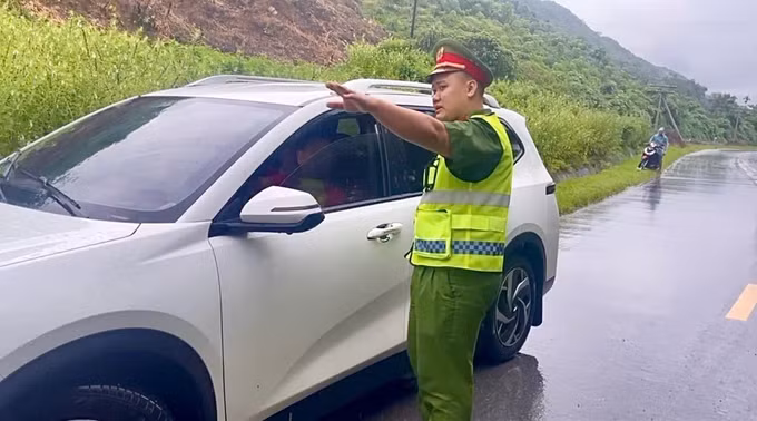 Lực lượng chức năng phân luồng giao thông trên tuyến tỉnh lộ 161. Ảnh: TTXVN phát