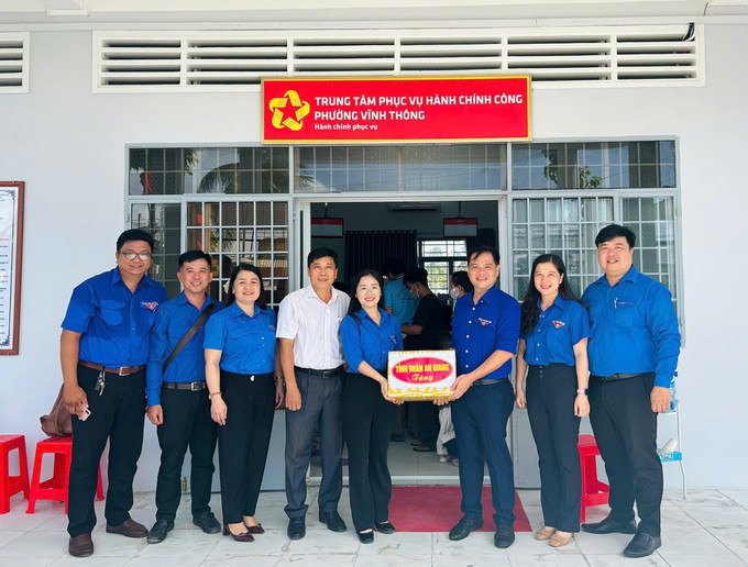 Lãnh đạo Tỉnh đoàn An Giang tặng quà Đội thanh niên tình nguyện phường Vĩnh Thông. Lãnh đạo Tỉnh đoàn An Giang tặng quà Đội thanh niên tình nguyện phường Vĩnh Thông.