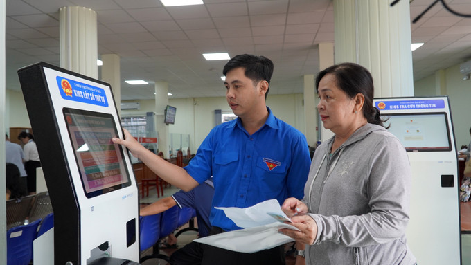 Thanh niên tình nguyện phường Rạch Giá hướng dẫn người dân đăng ký giải quyết thủ tục hành chính trên hệ thống. Thanh niên tình nguyện phường Rạch Giá hướng dẫn người dân đăng ký giải quyết thủ tục hành chính trên hệ thống.