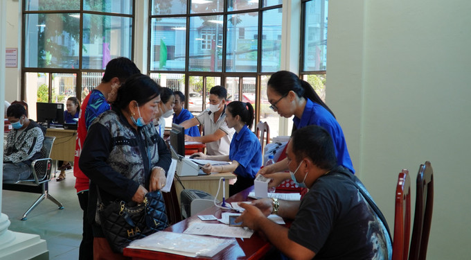 Thanh niên tình nguyện phường Rạch Giá hướng dẫn, hỗ trợ người dân thực hiện thủ tục hành chính. Thanh niên tình nguyện phường Rạch Giá hướng dẫn, hỗ trợ người dân thực hiện thủ tục hành chính.