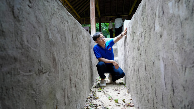 Bạn Cao Lê Khánh Dân tìm hiểu hệ thống giao thông hào được bảo tồn nguyên trạng tại Khu Di tích Lịch sử Quốc gia đặc biệt Căn cứ Trung ương Cục miền Nam. Bạn Cao Lê Khánh Dân tìm hiểu hệ thống giao thông hào được bảo tồn nguyên trạng tại Khu Di tích Lịch sử Quốc gia đặc biệt Căn cứ Trung ương Cục miền Nam.