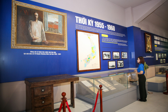 Bạn trẻ tham quan khu trưng bày tư liệu, kỷ vật gắn với giai đoạn đấu tranh cách mạng miền Nam, nơi lưu giữ dấu ấn trí tuệ và bản lĩnh kiên cường của cha ông. Bạn trẻ tham quan khu trưng bày tư liệu, kỷ vật gắn với giai đoạn đấu tranh cách mạng miền Nam, nơi lưu giữ dấu ấn trí tuệ và bản lĩnh kiên cường của cha ông.