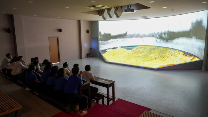 Du khách thưởng thức hiệu ứng trình chiếu 3D mapping tái hiện lịch sử một cách sinh động. Du khách thưởng thức hiệu ứng trình chiếu 3D mapping tái hiện lịch sử một cách sinh động.