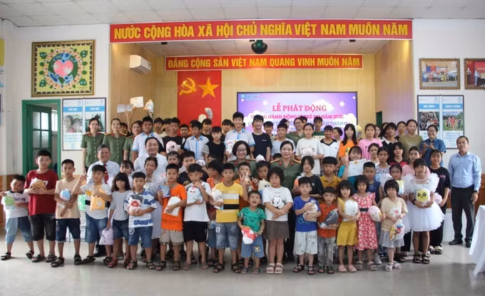Những món quà nhỏ dành cho trẻ em nhân Tháng hành động vì trẻ em 2025. Ảnh: TTXVN phát