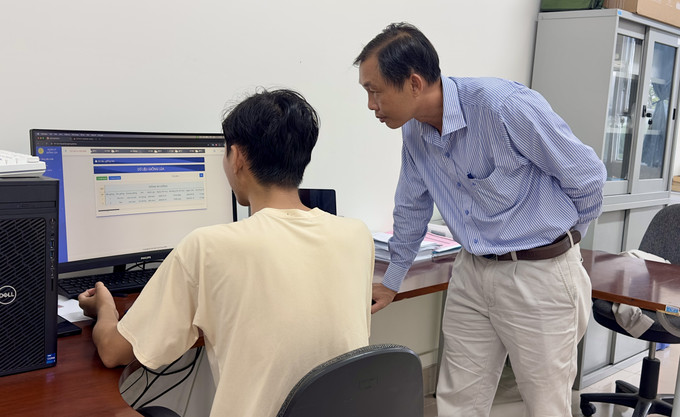 Thạc sĩ Lê Thanh Phong kiểm tra dữ liệu giống lúa trên app phục vụ công tác nghiên cứu, bảo tồn.