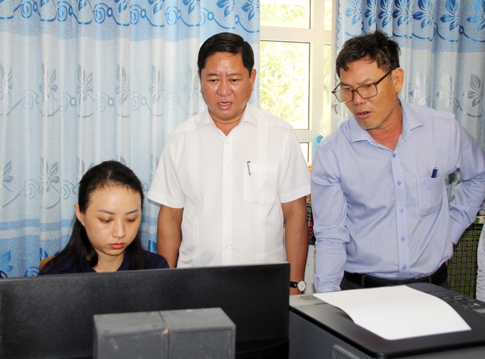 Ông Trần Quốc Nam (áo trắng), Chủ tịch UBND tỉnh Ninh Thuận kiểm tra công tác chuẩn bị vận hành thử nghiệm tại bộ phận văn thư của xã Thuận Nam. Ông Trần Quốc Nam (áo trắng), Chủ tịch UBND tỉnh Ninh Thuận kiểm tra công tác chuẩn bị vận hành thử nghiệm tại bộ phận văn thư của xã Thuận Nam.