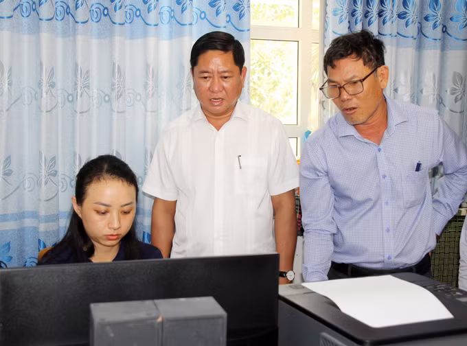 Ông Trần Quốc Nam (áo trắng), Chủ tịch UBND tỉnh Ninh Thuận kiểm tra công tác chuẩn bị vận hành thử nghiệm tại bộ phận văn thư của xã Thuận Nam.