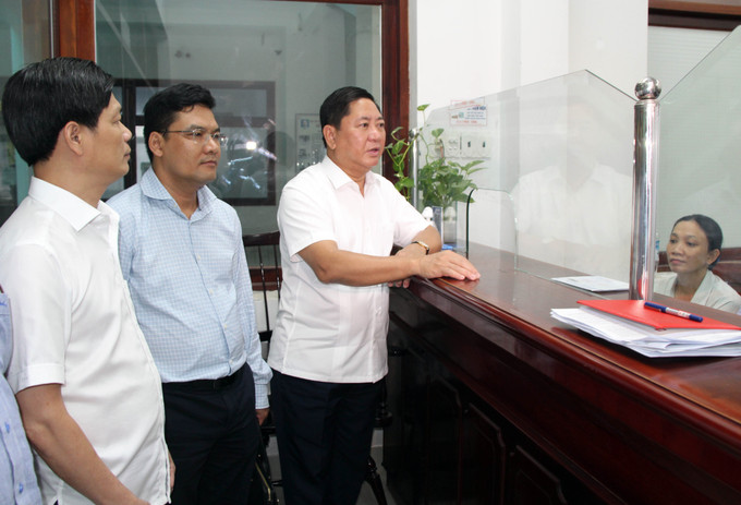 Ông Trần Quốc Nam (đứng thứ 3, bên trái), Chủ tịch UBND tỉnh Ninh Thuận kiểm tra công tác chuẩn bị vận hành thử nghiệm tại bộ phận văn thư phường Phan Rang. ninh-thuan-cap-xa-2.jpg