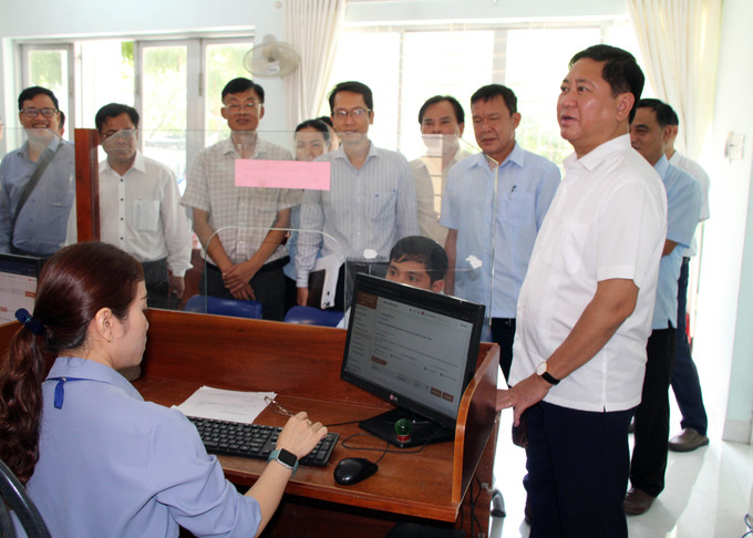 Ông Trần Quốc Nam (áo trắng), Chủ tịch UBND tỉnh Ninh Thuận kiểm tra công tác chuẩn bị vận hành thử nghiệm của Trung tâm phục vụ hành chính công ở xã Ninh Phước. Ông Trần Quốc Nam (áo trắng), Chủ tịch UBND tỉnh Ninh Thuận kiểm tra công tác chuẩn bị vận hành thử nghiệm của Trung tâm phục vụ hành chính công ở xã Ninh Phước.