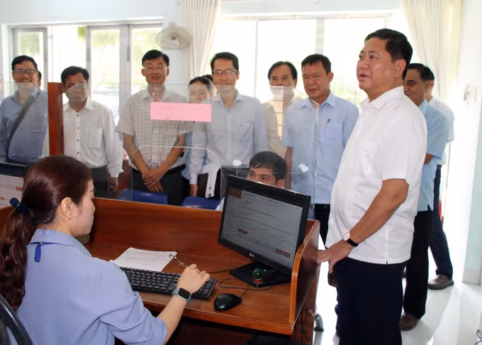 Ông Trần Quốc Nam (áo trắng), Chủ tịch UBND tỉnh Ninh Thuận kiểm tra công tác chuẩn bị vận hành thử nghiệm của Trung tâm phục vụ hành chính công ở xã Ninh Phước.