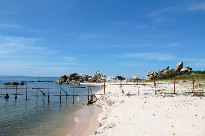 Một bãi biển tuyệt đẹp tại xã Tân Thành được rào chắc trong thời gian dài nhưng không triển khai dự án. lam-dong-1.jpg