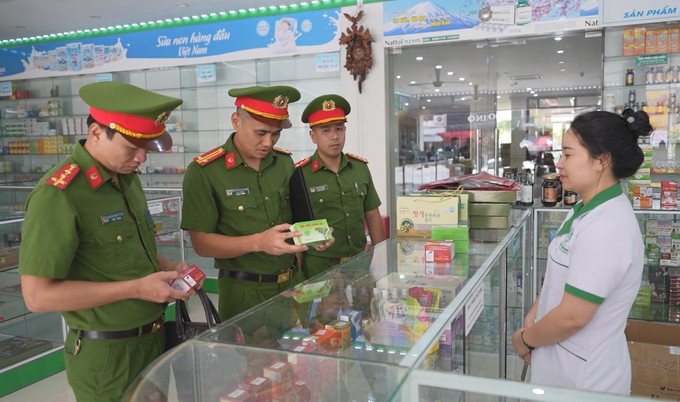 Lực lượng Công an tỉnh Yên Bái kiểm tra các quầy bán thuốc trên địa bàn. Ảnh: Đinh Thùy/TTXVN Lực lượng Công an tỉnh Yên Bái kiểm tra các quầy bán thuốc trên địa bàn. Ảnh: Đinh Thùy/TTXVN