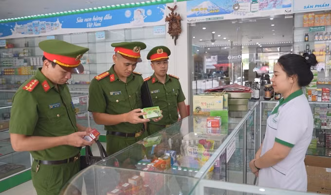 Lực lượng Công an tỉnh Yên Bái kiểm tra các quầy bán thuốc trên địa bàn. Ảnh: Đinh Thùy/TTXVN
