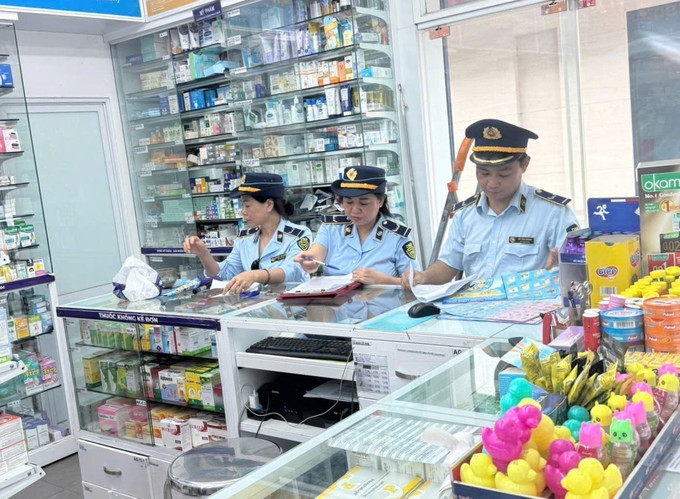 Đội Quản lý thị trường số 1, Chi cục Quản lý thị trường tỉnh Yên Bái kiểm tra tại các cửa hàng trên địa bàn. Ảnh: Đinh Thùy/TTXVN Đội Quản lý thị trường số 1, Chi cục Quản lý thị trường tỉnh Yên Bái kiểm tra tại các cửa hàng trên địa bàn. Ảnh: Đinh Thùy/TTXVN
