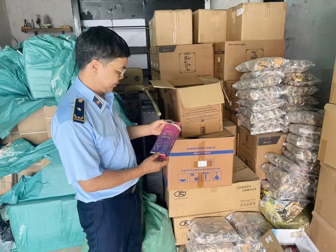 Lực lượng quản lý thị trường tỉnh Yên Bái kiểm tra các loại thực phẩm chức năng. Ảnh: Đinh Thùy/TTXVN