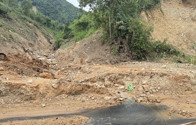 Đoạn đường có nguy cơ sạt lở cao tại xã Phú Mỡ, tỉnh Đắk Lắk.