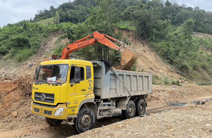 Các đơn vị trong tỉnh Đắk Lắk khẩn trương khơi thông tuyến đường bị sạt lở do mưa lũ gây ra.